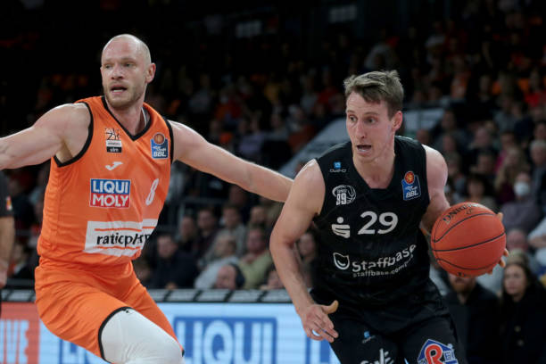 崭露头角的 崭露头角的